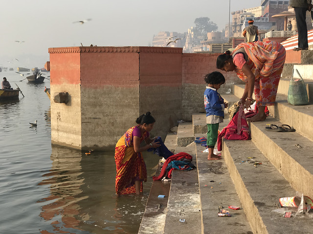 people-religion-group-water-calamity 图片素材