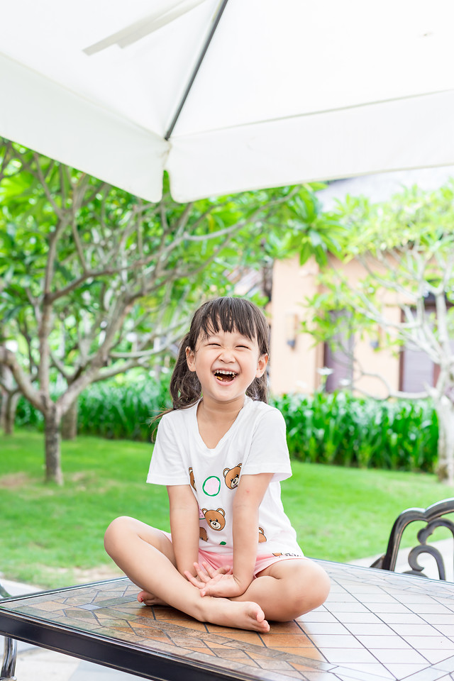 girl-laptop-beautiful-woman-summer 图片素材