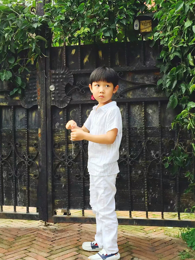 child-people-boy-one-outdoors 图片素材