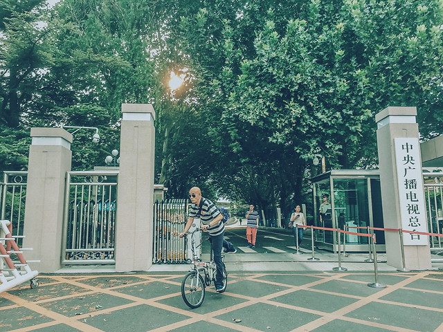 land-vehicle-people-road-outdoors-vehicle 图片素材
