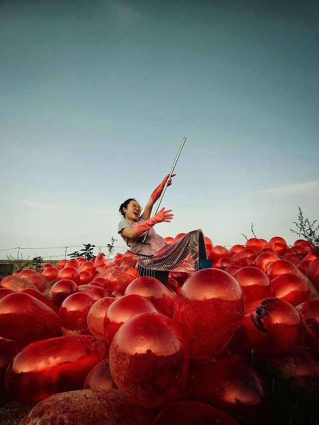sky-rhapsody-people-red-one 图片素材