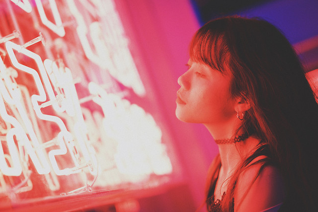 girl-fun-red-music-people 图片素材