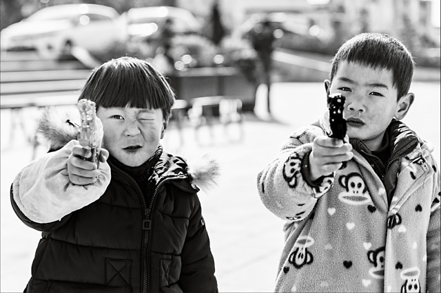 child-winter-facial-expression-boy-monochrome 图片素材