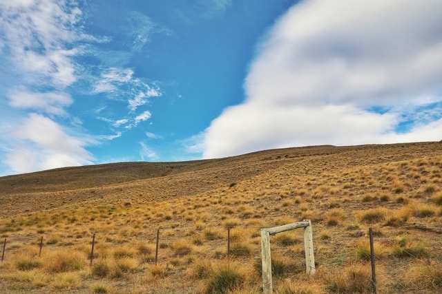 sky-grassland-hill-landscape-field 图片素材