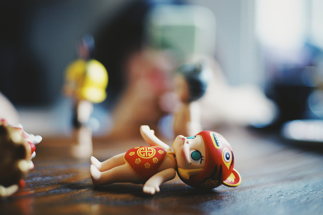 toy-fun-figurine-blur-people 图片素材