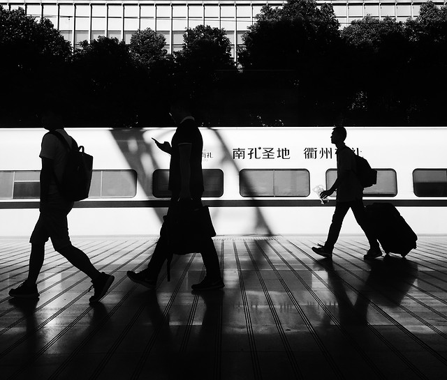 man-black-and-white-shadow-silhouette-reflection 图片素材