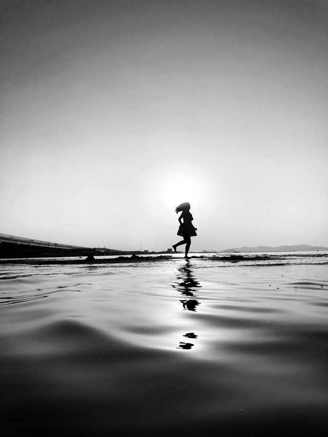 water-sea-reflection-black-and-white-monochrome 图片素材