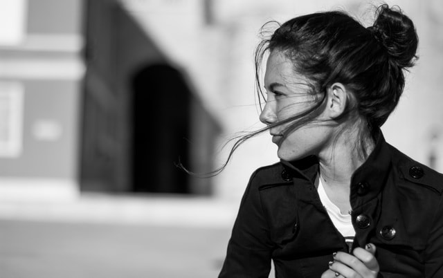 girl-monochrome-portrait-city-black picture material