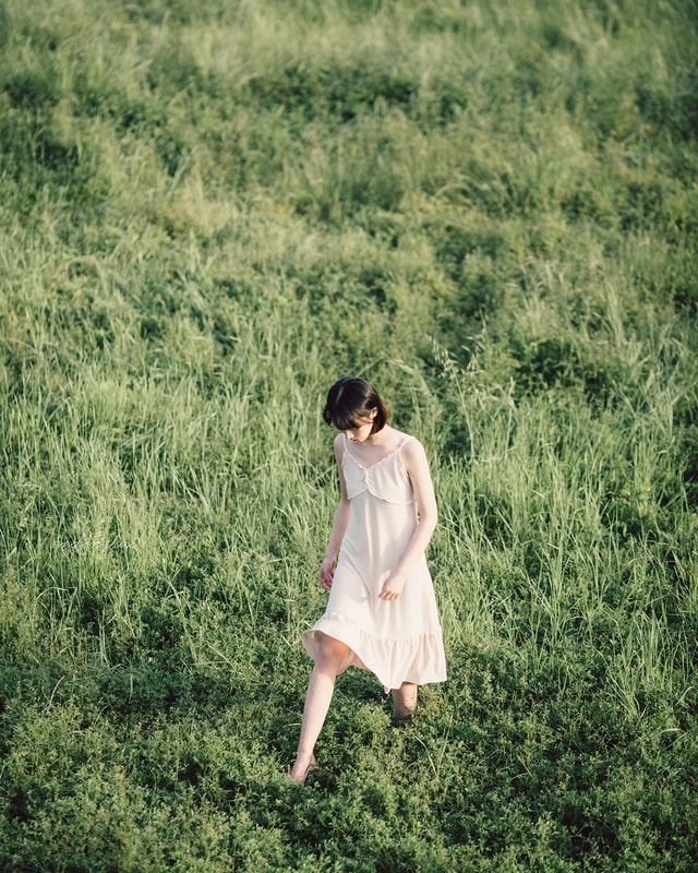 nature-grass-girl-field-summer 图片素材