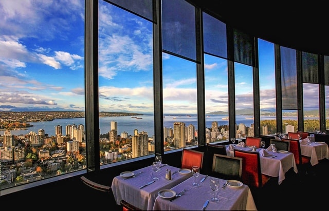 sky-hotel-window-in-the-morning-vancouver 图片素材