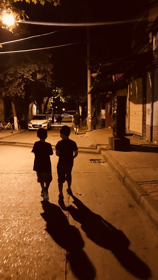 shadow-light-street-people-city 图片素材