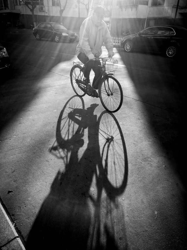 black-and-white-monochrome-wheel-shadow-light picture material