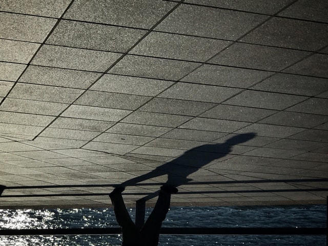 black-and-white-monochrome-wall-wood-water 图片素材
