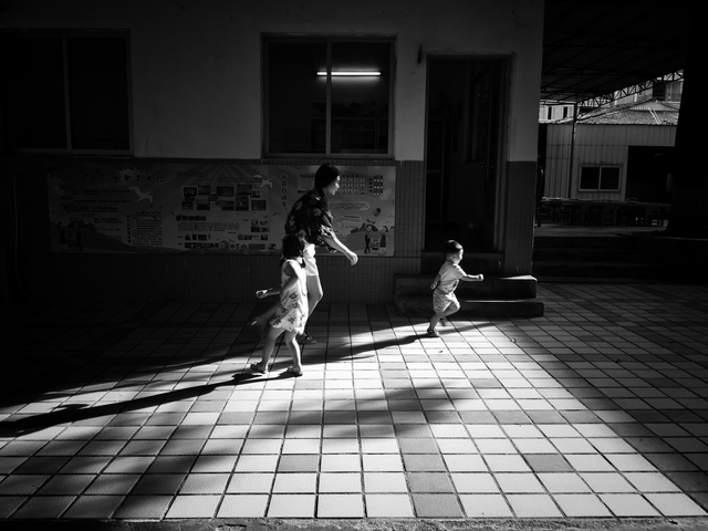 black-and-white-monochrome-shadow-light-girl picture material