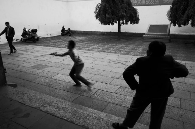 man-shadow-black-and-white-monochrome-street 图片素材
