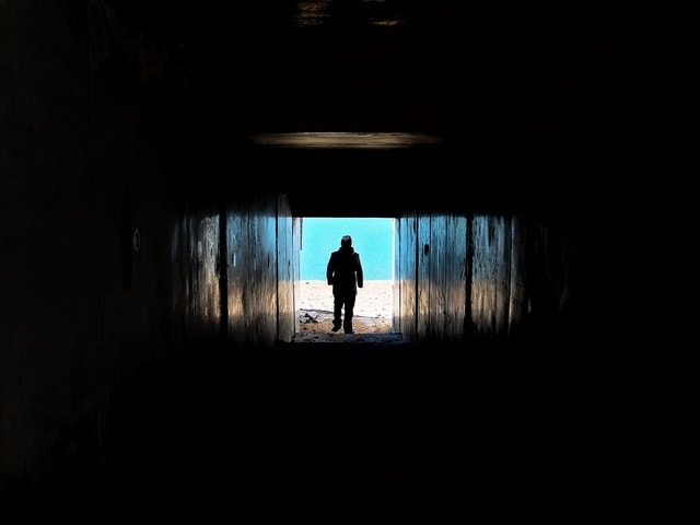 light-water-reflection-silhouette-shadow 图片素材