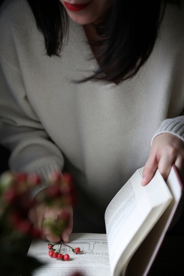 girl-woman-people-indoors-adult 图片素材