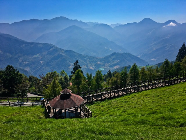 mountain-nature-sky-grass-pasture 图片素材