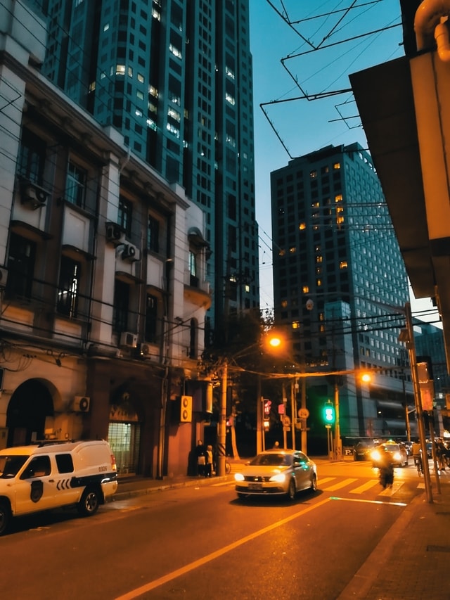 city-car-street-skyscraper-downtown 图片素材