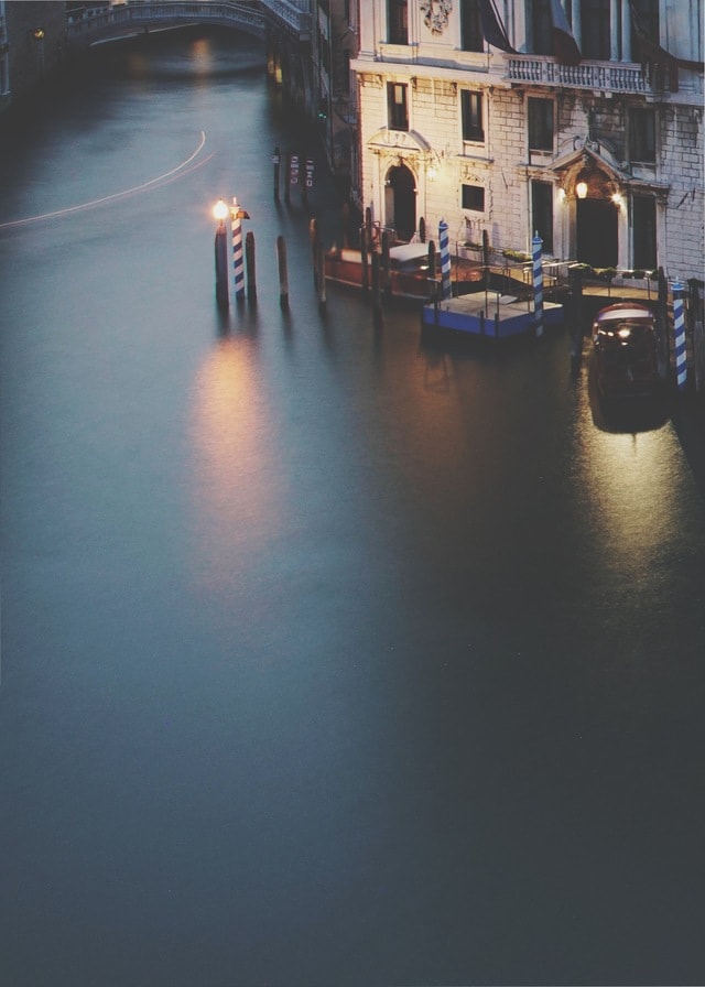 reflection-water-evening-canal-street 图片素材