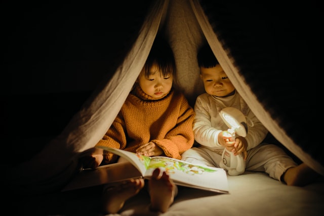 sitting-darkness-child-girl-night picture material