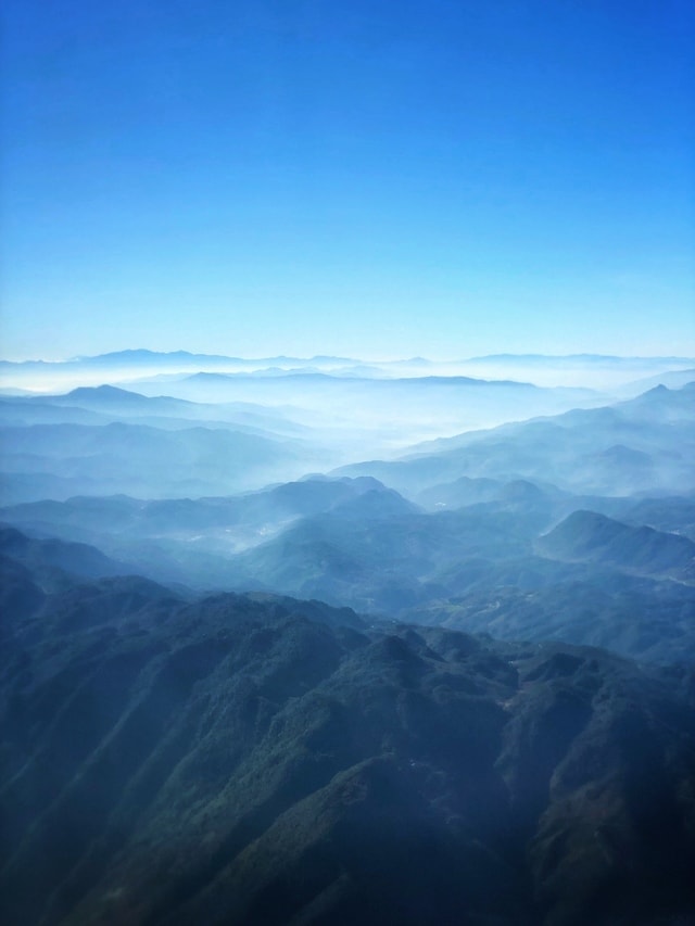 mobile-photography-far-mountain-aircraft-sky-white-clouds 图片素材