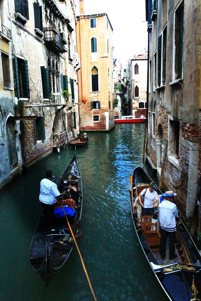 gondola-waterway-canal-boat-water-transportation picture material