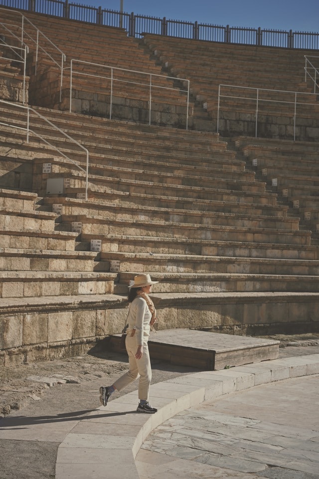 winter-warm-sun-amphitheatre-wall-ancient-history-architecture 图片素材