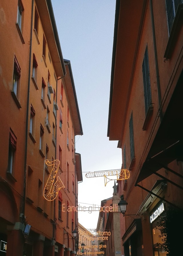 alley-neighbourhood-town-street-building 图片素材