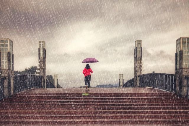 in-the-rain-sky-rain-cloud-umbrella 图片素材