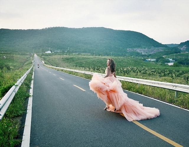 road-green-sky-dress-pink 图片素材