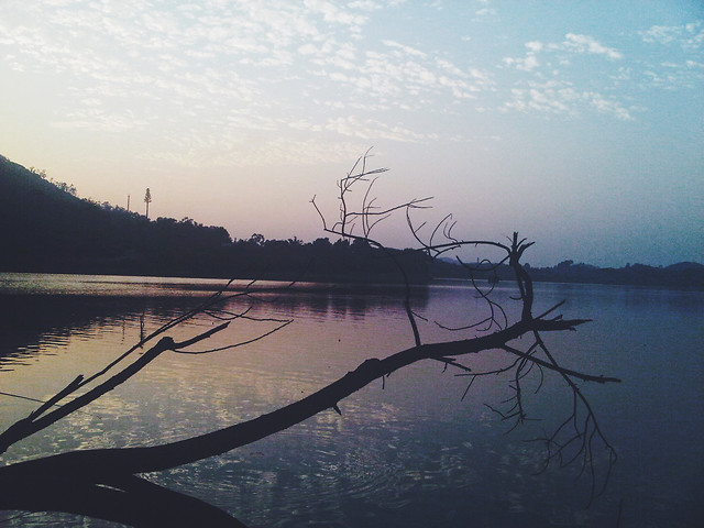 water-lake-no-person-reflection-river 图片素材