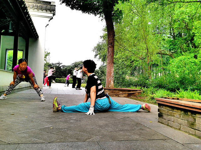 people-street-woman-girl-road 图片素材