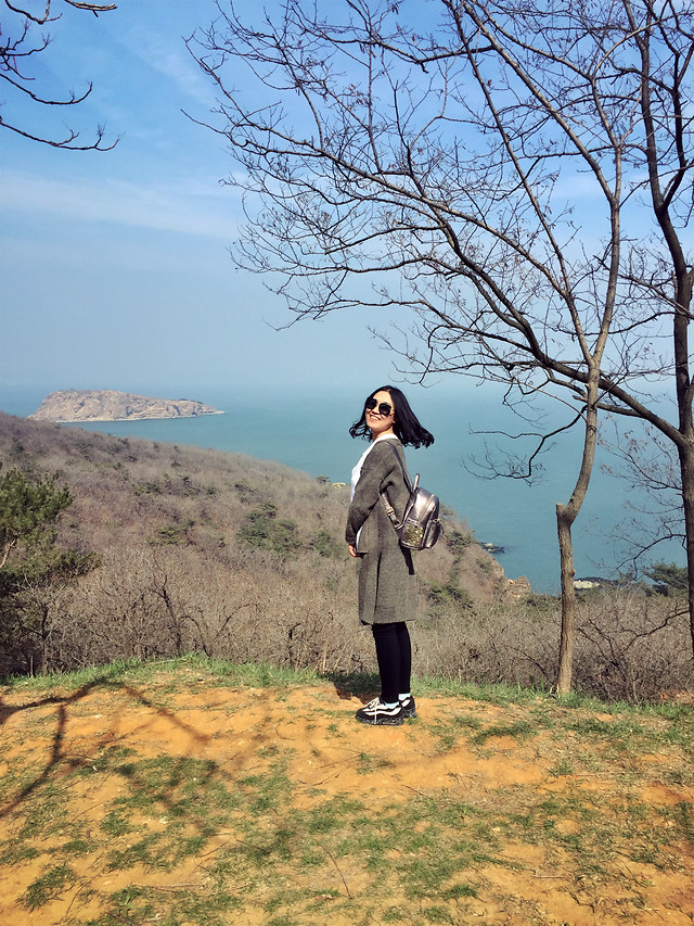 sky-girl-nature-landscape-tree picture material