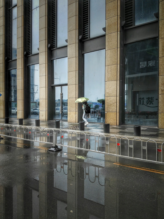 city-architecture-street-reflection-building 图片素材