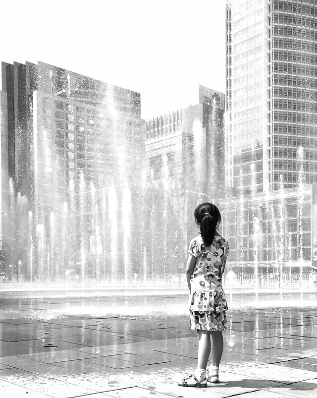 city-people-urban-street-water picture material