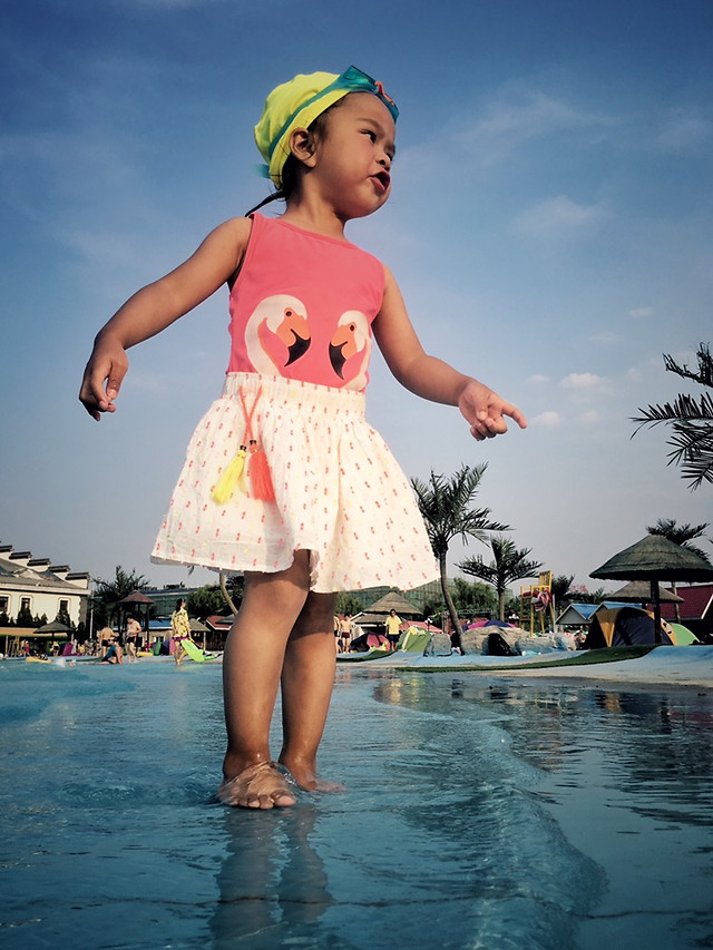 child-summer-water-fun-girl 图片素材