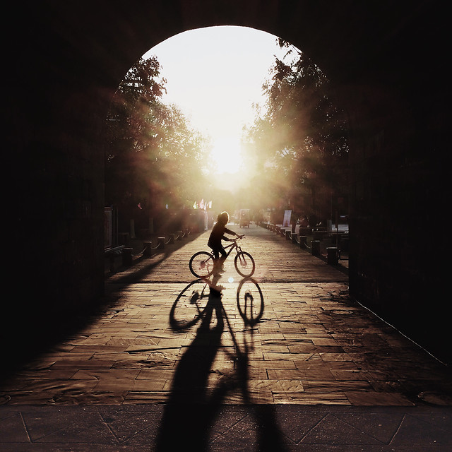 street-light-dark-people-tunnel 图片素材