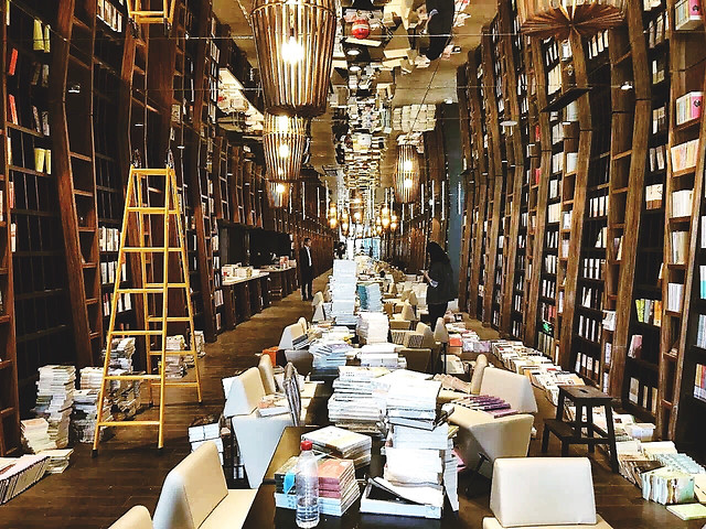 no-person-table-indoors-furniture-interior-design 图片素材