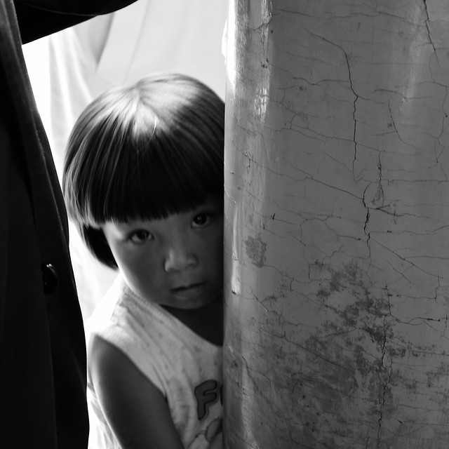 people-monochrome-street-portrait-child 图片素材