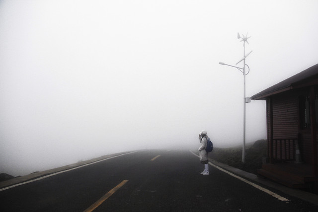 people-fog-light-street-landscape 图片素材
