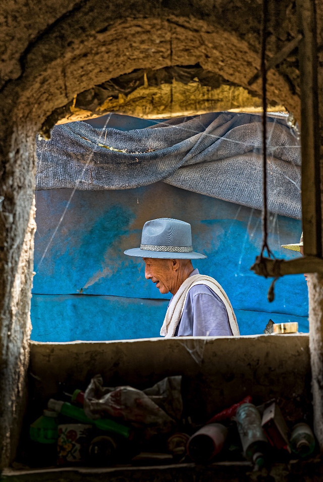 people-blue-one-man-adult 图片素材