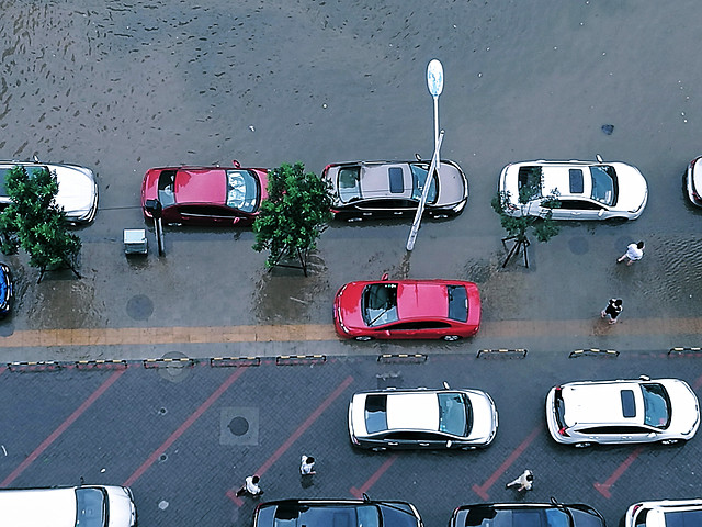 car-motor-vehicle-land-vehicle-road-street 图片素材