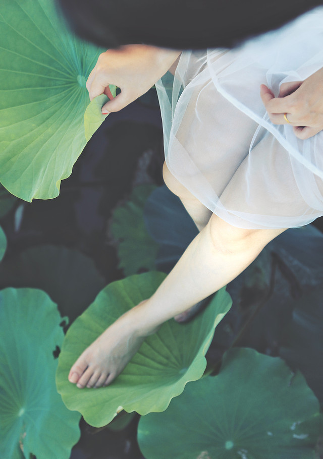 people-water-green-medicine-woman picture material