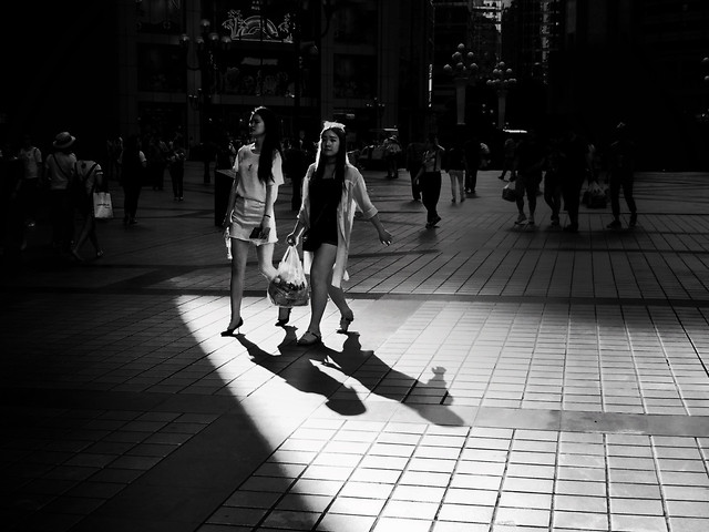 people-group-together-street-many-group 图片素材