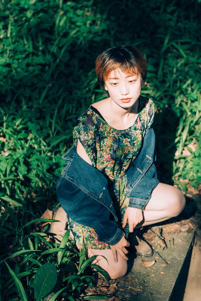 nature-one-outdoors-green-girl 图片素材