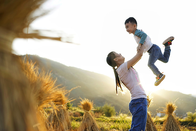 people-happiness-woman-girl-nature 图片素材