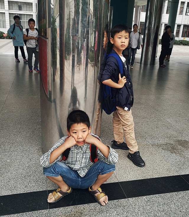 child-people-street-boy-road 图片素材