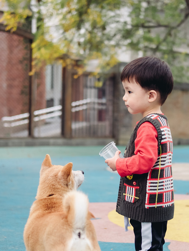 child-cute-people-street-outdoors 图片素材