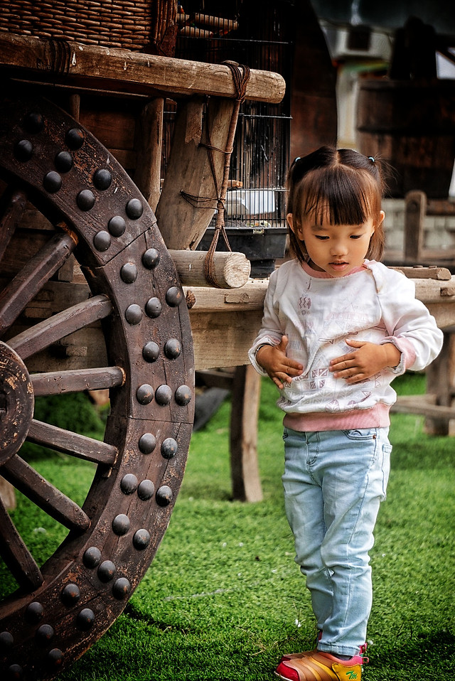 child-people-one-wood-outdoors 图片素材